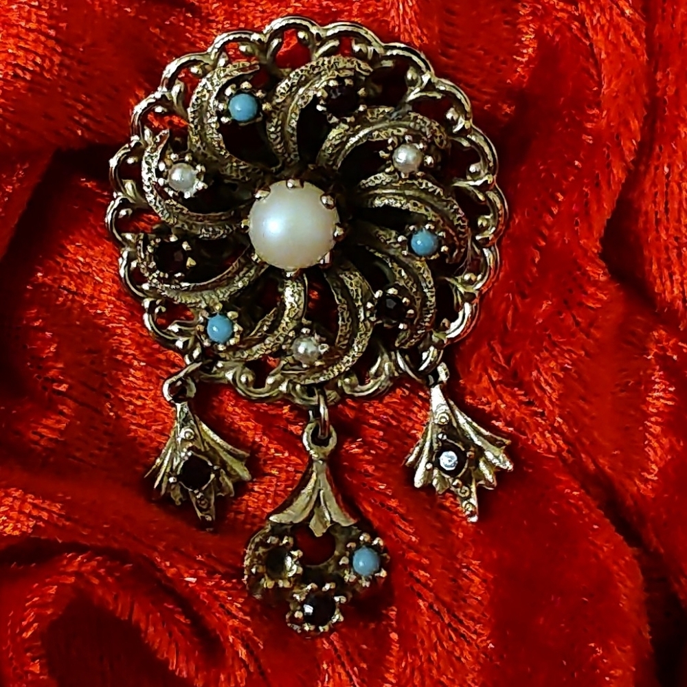 Beautiful Vintage Filigree Brooch With Dangling Pieces Not Marked